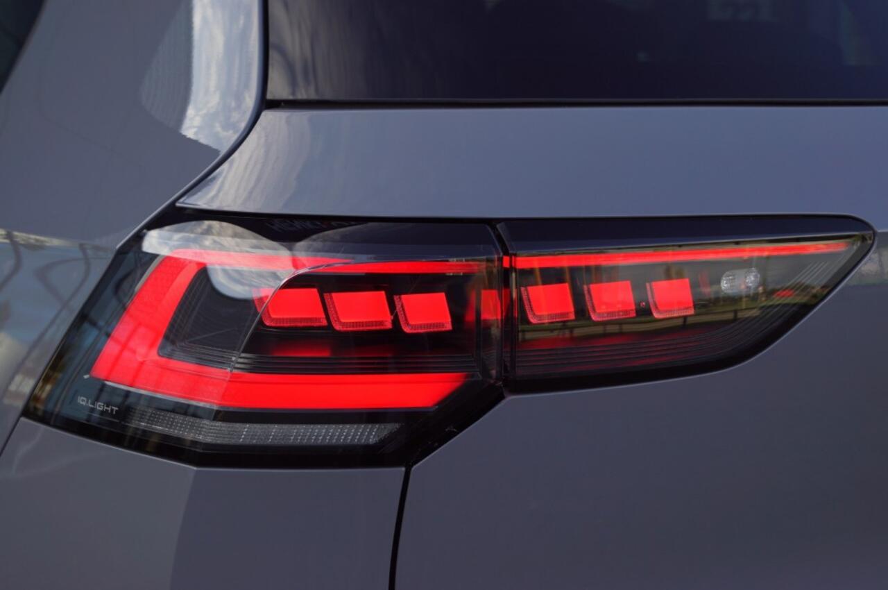 Volkswagen GOLF R-line 1.5 eTSI 150pk DSG facelift Black style/Panodak /Trekhaak wegklb./IQ Matrix LED /Head-up