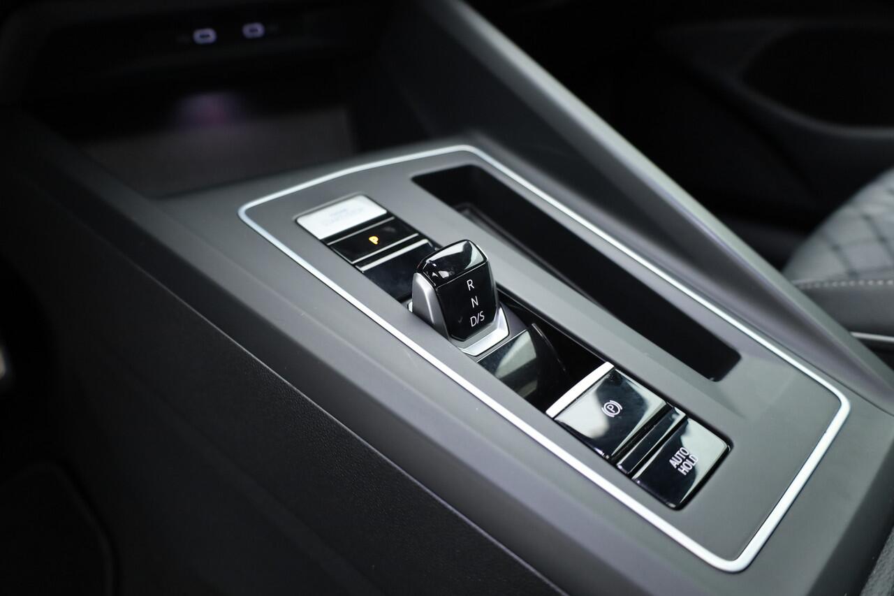 Volkswagen GOLF 1.5 eTSI R-Line | Pano | Camera | IQ. Light | Dodehoekdet. | Carplay & Android Auto | Keyless