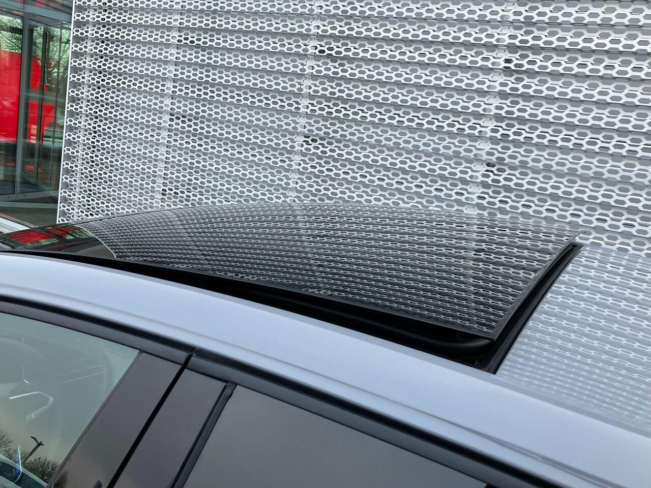 Volkswagen GOLF 8 GTE 1.5 eHybrid 200 kW / 272 PK 6 versn. DSG | Black Style | Panoramadak | Assistance pakket plus |