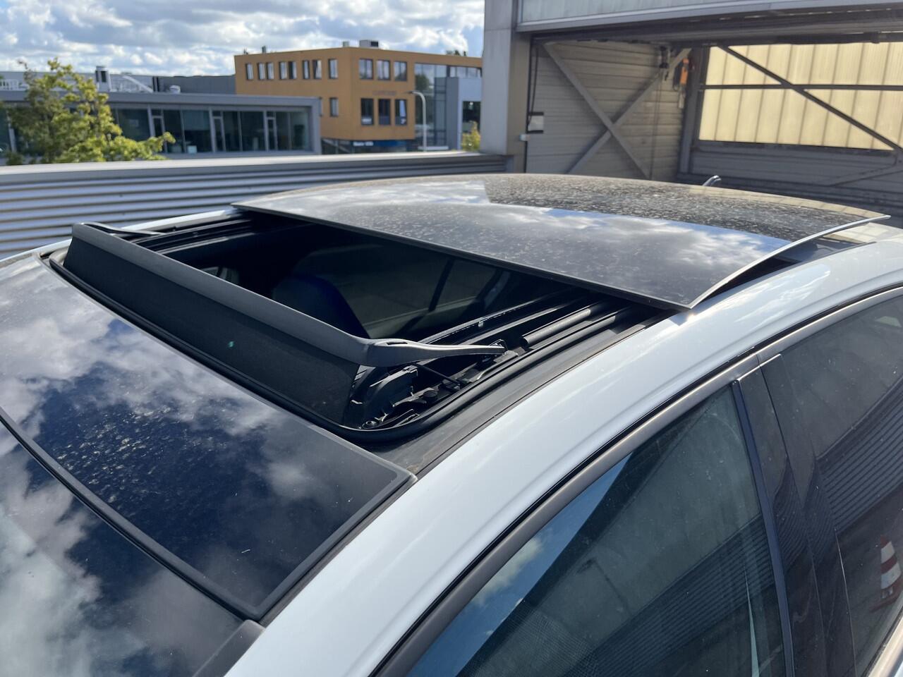 Volkswagen GOLF 1.4 eHybrid 245pk DSG GTE / Panoramadak / Elec. trekhaak / App. connect / Camera / Keyless / Alarm / Stoel en stuurverwarming V+A / Standkachel / 18'' LMV