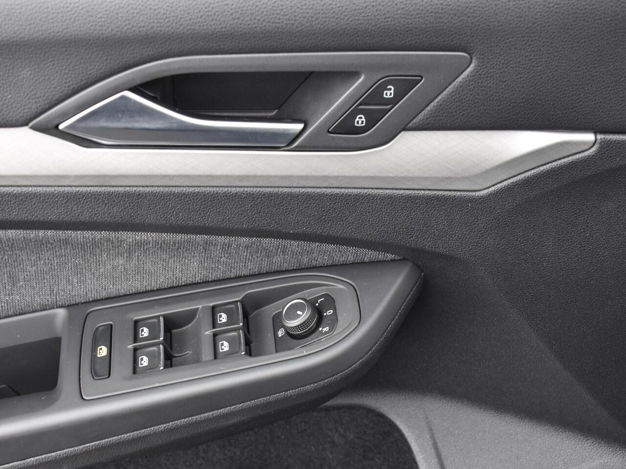 Volkswagen GOLF Variant 1.0 eTSI 110pk DSG Life · Apple/Android Car Play · Elek. Trekhaak · Navigatie · P-Sensoren · Sfeerverlichting · 16'' Inch · Garantie t/m 22-06-2027 of 100.000km