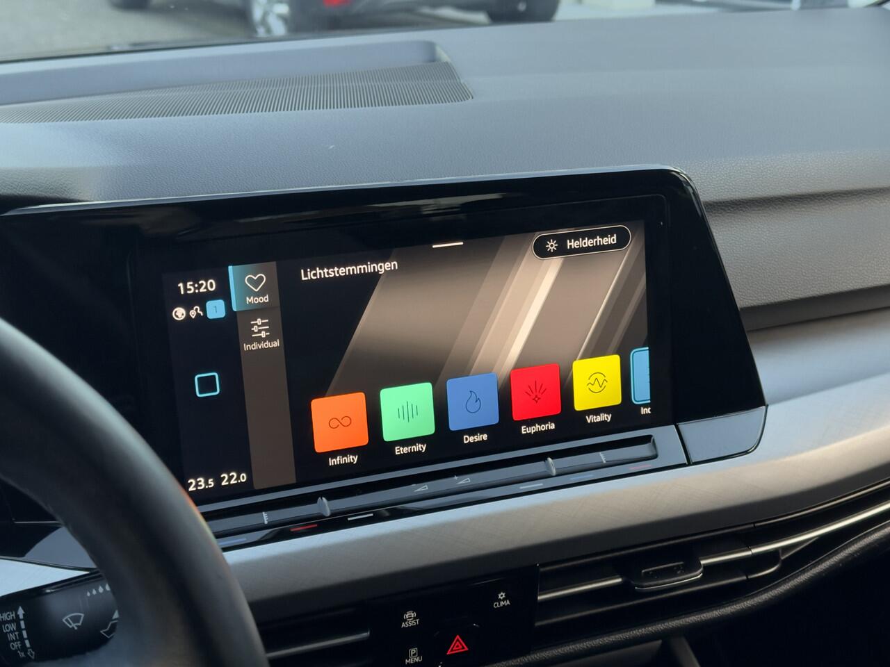 Volkswagen GOLF 1.5 TSI LIFE EDITION NAVI DIGI-DASH APPLE-CARPLAY LED LMV PDC
