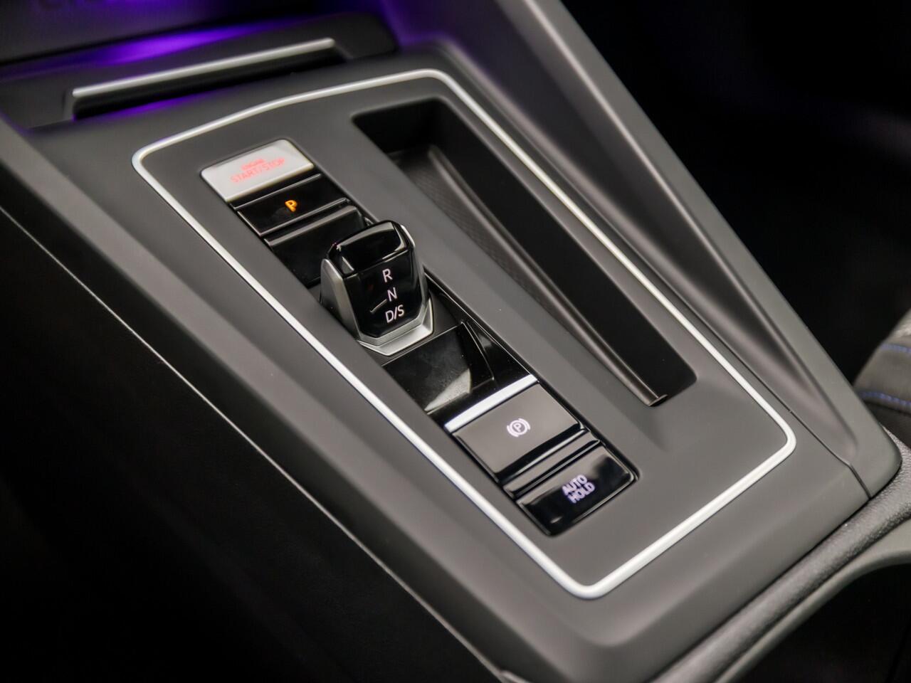 Volkswagen GOLF 1.4 eHybrid GTE Sport 245Pk Automaat (APPLE CARPLAY, GROOT NAVI, GETINT GLAS, KEYLESS, SPORTSTOELEN, PARKEERSENSOREN, SFEERVERLICHTING, CRUISE, NIEUWSTAAT)