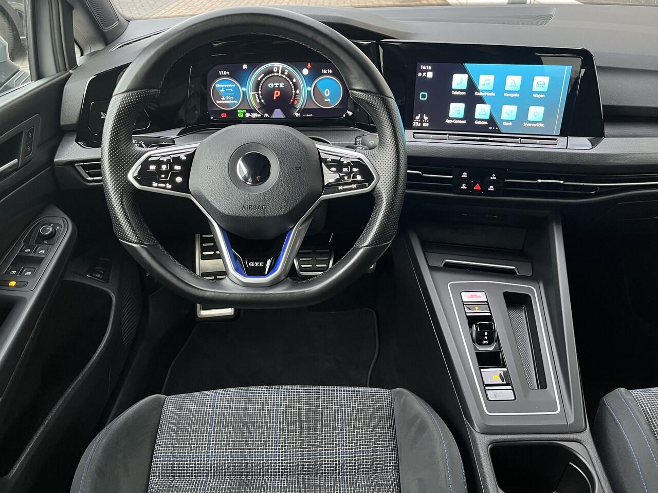 Volkswagen GOLF 1.4 eHybrid GTE / AUTOMAAT/ 245PK/ CAMERA/ PARK. SENSOREN/ PARK. ASSIST/ TRAVEL ASSIST/ IQ. LIGHT/ ADAPT. CRUISE/ DIGITAL DASH/ APP-CONNECT/ STOEL-STUUR VERWARM./ CLIMA/ NAVI/ 18" LMV