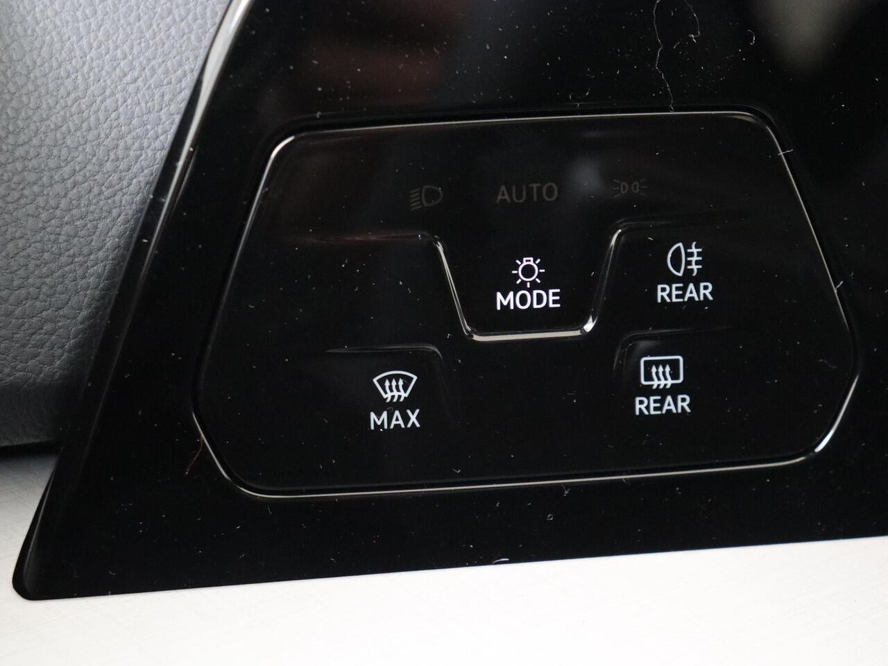 Volkswagen GOLF Life Edition eHybrid | 'App-Connect' draadloze smartphone integratie | Achterbank in ongelijke delen neerklapbaar incl. middenarmsteun en doorlaadmogelijkheid | Achteruitrijcamera (Rear View)