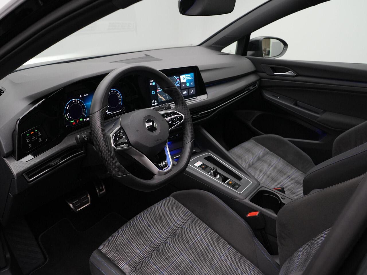 Volkswagen GOLF 1.4 eHybrid 245 pk DSG GTE | Panoramadak | Stuur-/stoelverwarming | Navigatie | Parkeersensoren voor/achter