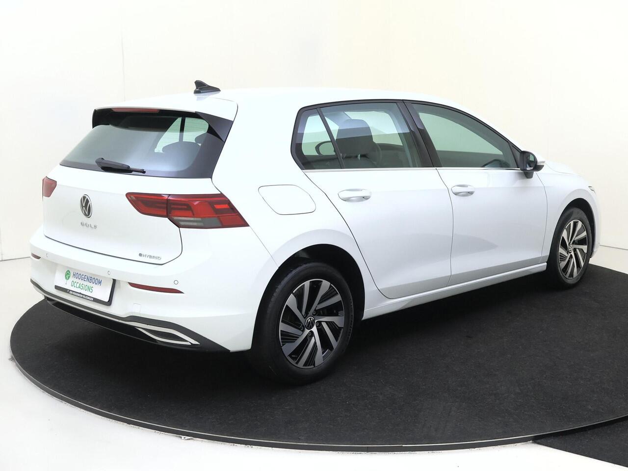 Volkswagen GOLF 1.4 eHybrid Style | Parkeersensoren | 3-zone airco | Stoel- en stuurwielverwarming | Adaptieve cruise control | CarPlay | Digital cockpit |