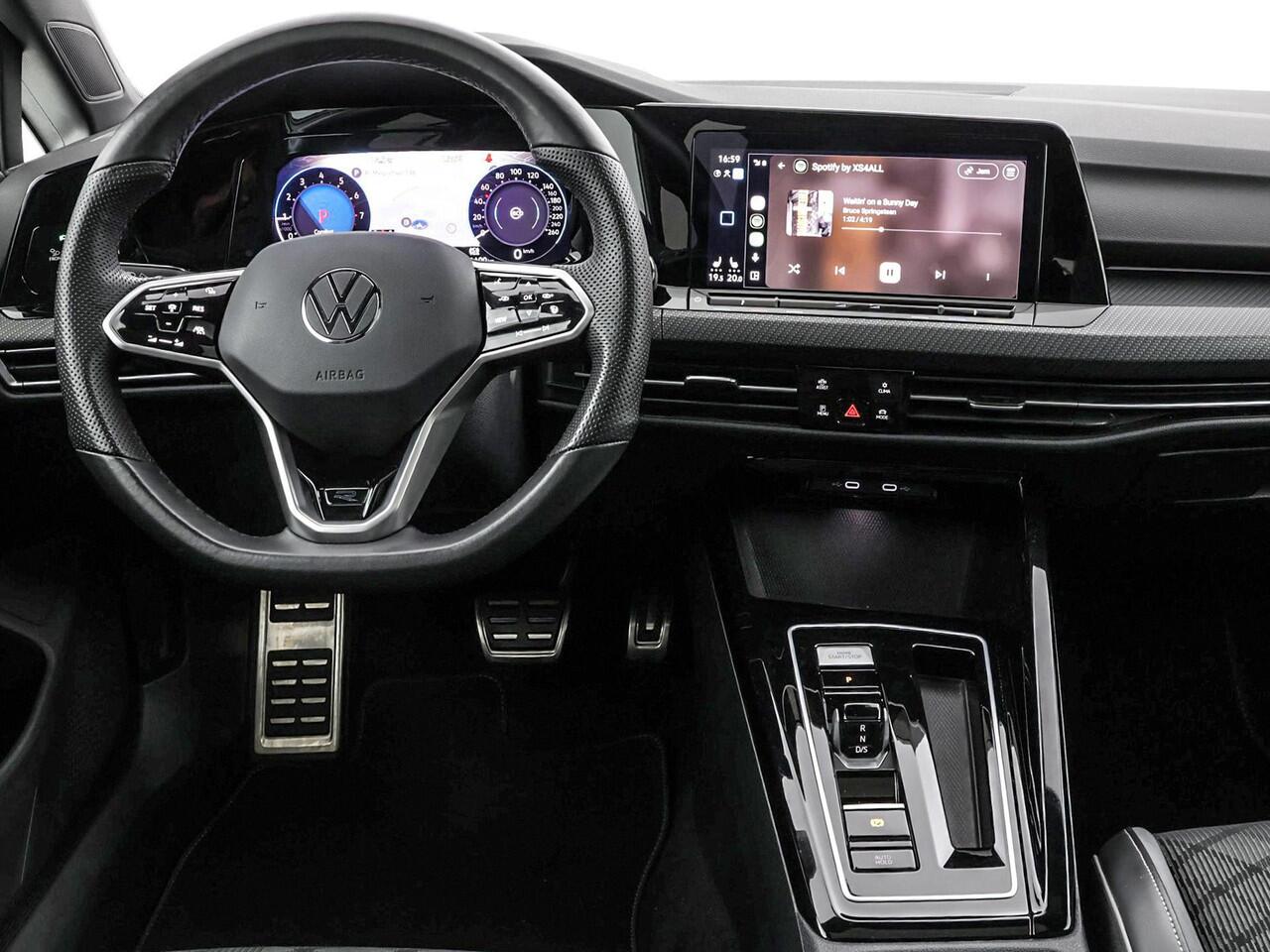 Volkswagen GOLF 1.5 eTSI 150pk DSG R-Line · Panoramadak · Camera · Stuur- & Stoelverwarming · Keyless · Sfeerverlichting · Garantie t/m 22-02-2026 · TOPDEAL