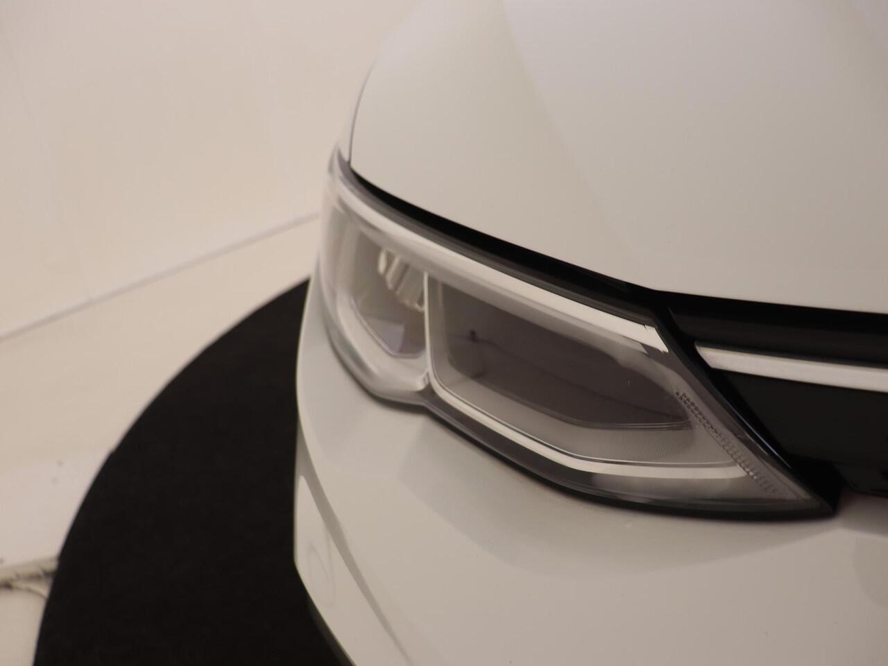 Volkswagen GOLF 1.5 TSI Life | CarPlay | Parkeersensoren | Adaptieve cruise control | Sfeerverlichting | Navigatie | Digital cockpit | Airco |