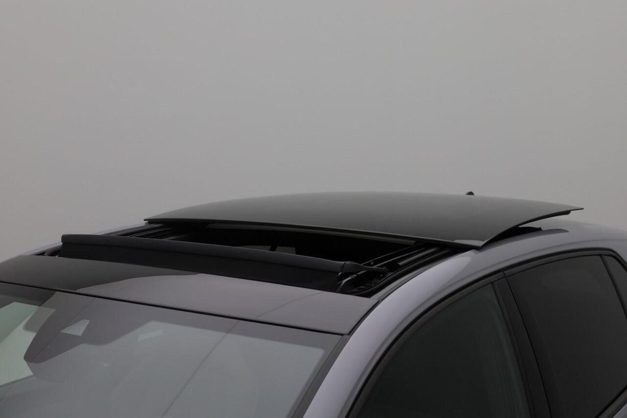 Volkswagen GOLF 1.5 eTSI 150 pk DSG R-Line | Black Style | Panoramadak | Trekhaak | IQ Light | Harman/Kardon | Head-up display | Stuur-/stoelverwarming