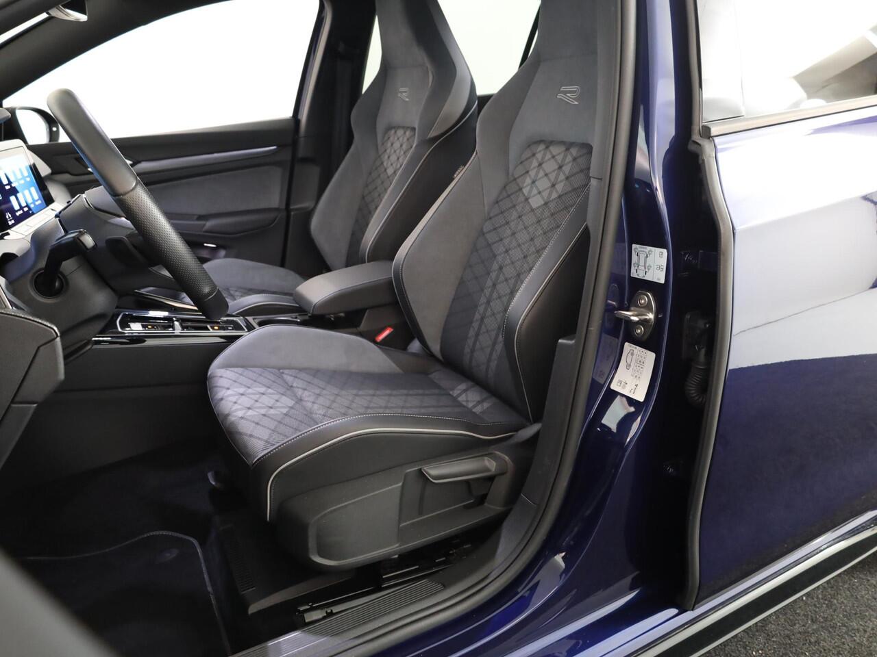 Volkswagen GOLF 1.5 eTSI R-Line 150 pk Automaat (DSG) | Navigatie | Panoramadak | Parkeersensoren | Achteruitrijcamera | Matrix LED koplampen | Black Style pakket | R-Line |