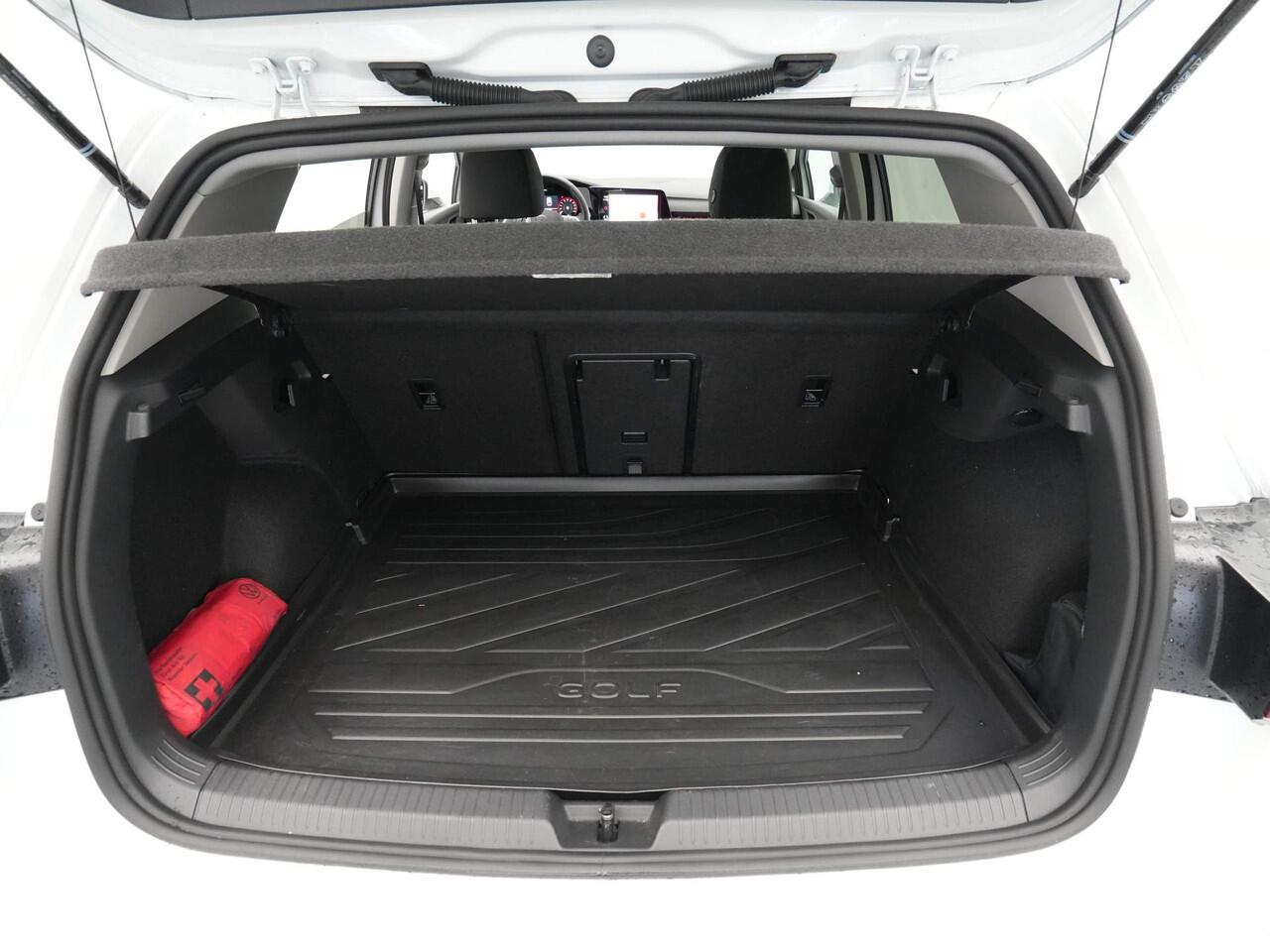 Volkswagen GOLF 1.0 TSI 110pk Life Business Navigatie Memory Stoelverwarming Acc