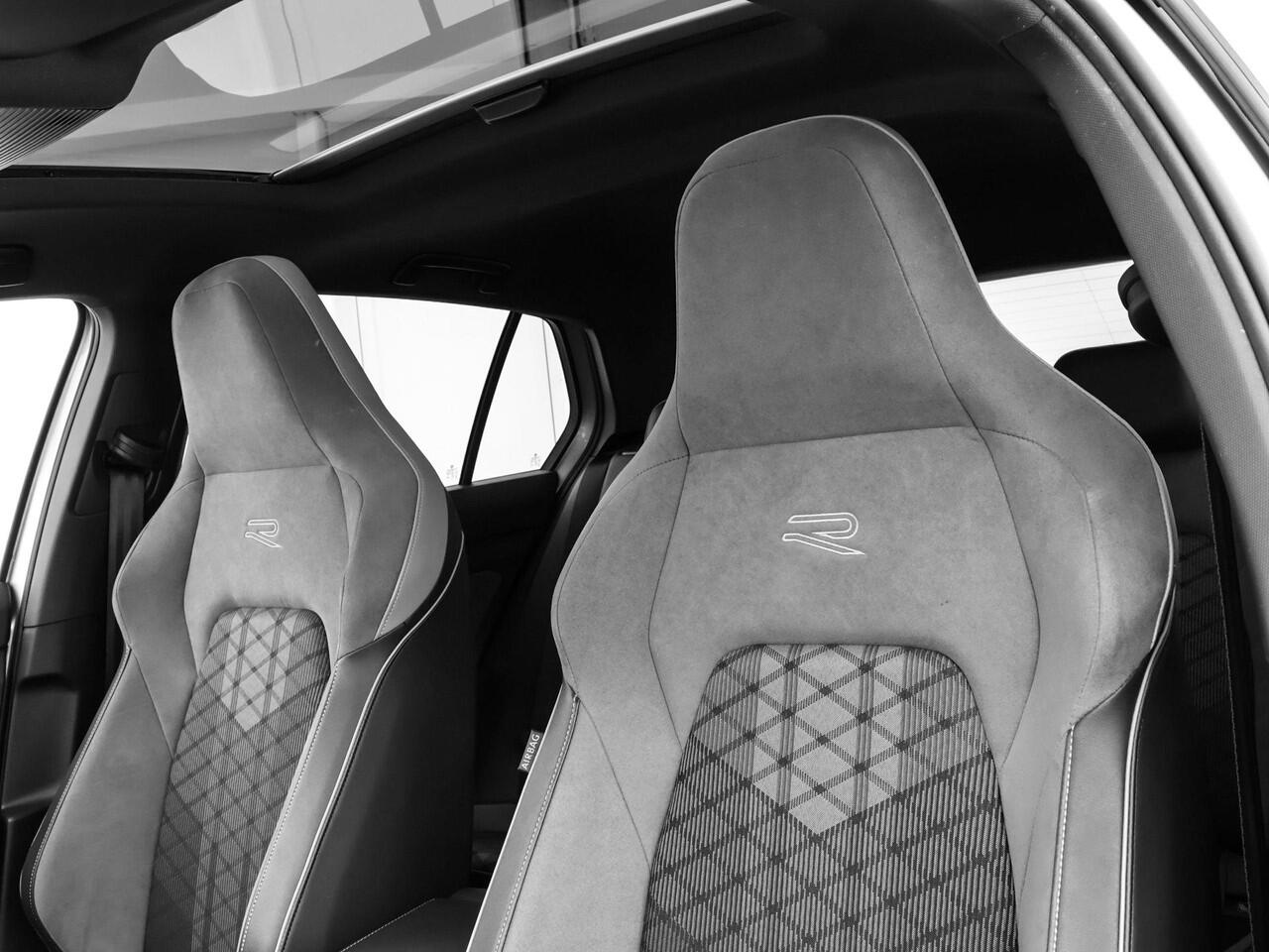 Volkswagen GOLF 1.5 eTSI 150pk DSG R-Line · Panoramadak · Camera · Stuur- & Stoelverwarming · Keyless · Sfeerverlichting · Garantie t/m 22-02-2026 · TOPDEAL