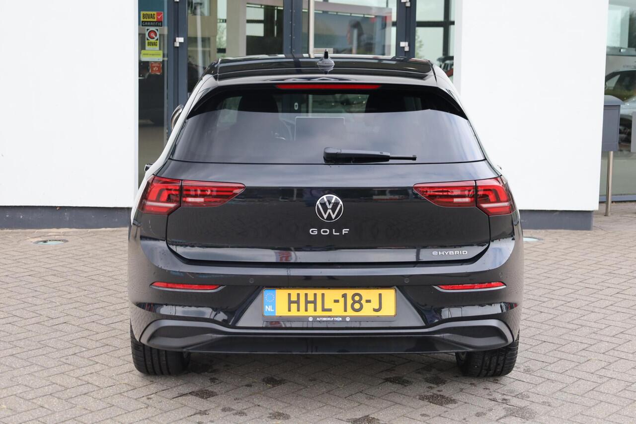 Volkswagen GOLF 1.5 eHybrid Life Edition 204PK / 150kW, Achteruitrijcamera, stoel- en stuurwiel verwarming, navigatie, Apple Carplay / Android Auto, 17" 'Nottingham' LMV, LED verlichting, DAB+, spraakbediening (voice-control), digital cockpit pro, multifunctioneel ledere