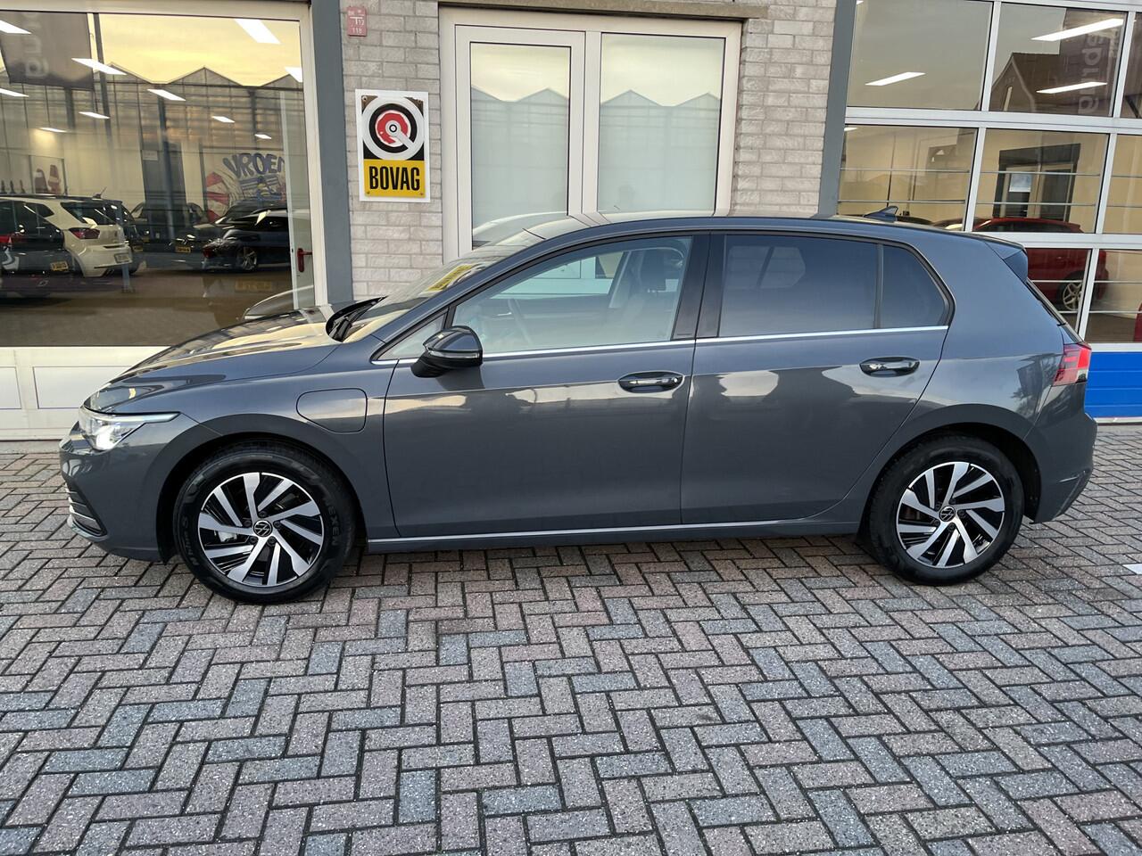 Volkswagen GOLF 1.4 eHybrid Style / AUTOMAAT/ DODE HOEK/ PARK. SENSOREN + CAMERA/ MEMORY SEATS/ STOEL-STUURVERWARM./ LED/ NAVI/ APP-CONNECT/ CLIMA/ LMV