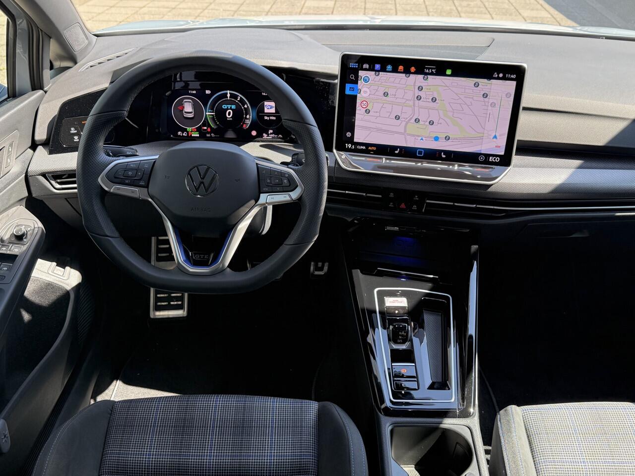 Volkswagen GOLF 1.5 eHybrid GTE / Panoramadak / IQ.Light / Dodehoeksensoren / Black Style / 18'' LMV