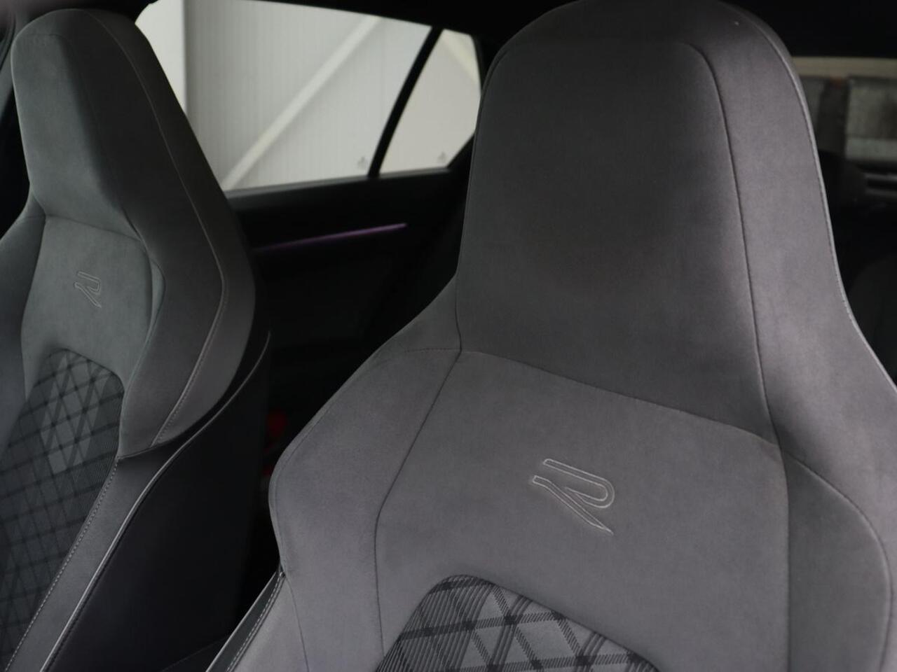 Volkswagen GOLF 1.5 TSI R-Line | Panoramadak | Carplay | Sportstoelen | Navigatie | Adaptive cruise | Parkeerhulp | File Assistent | Full LED