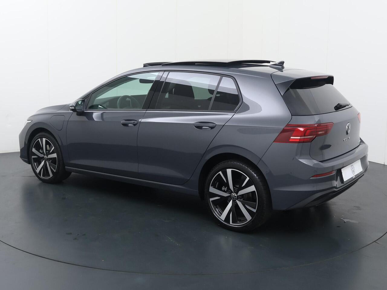 Volkswagen GOLF 1.5 eHybrid Life Edition | 204 PK | SoH 100% | Panoramadak | Stoelverwarming | Achteruitrij camera |