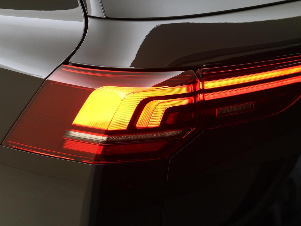 Volkswagen GOLF Variant Life Edition | 'App-Connect' draadloze smartphone integratie | Achterbank in ongelijke delen neerklapbaar incl. middenarmsteun en doorlaadmogelijkheid | Afstandscontrolesysteem (Front Assist)