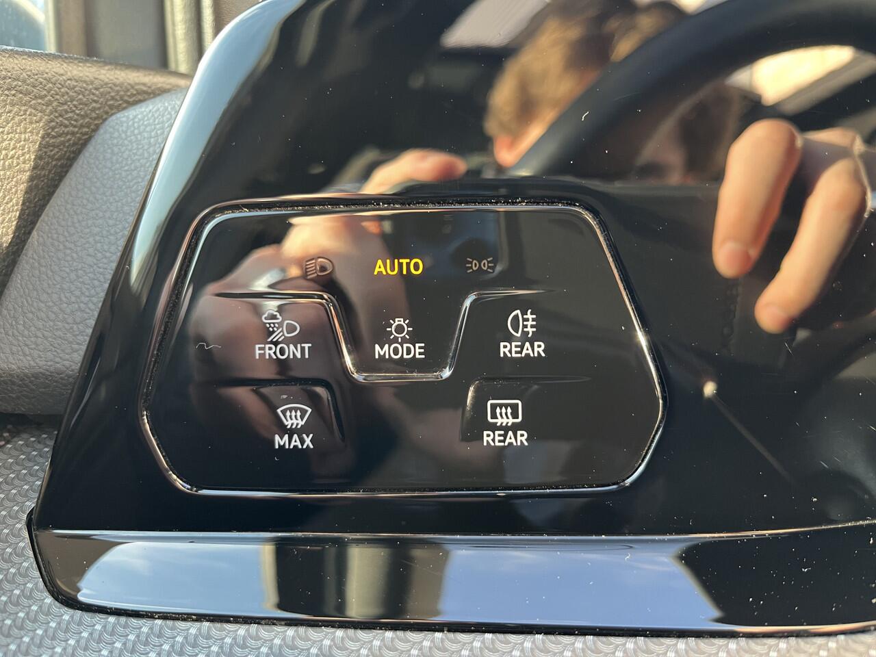 Volkswagen GOLF Variant 1.5 eTSI R-Line / AUTOMAAT/ PANO/ 2X R-LINE/ IQ. LIGHT V & A/ STUUR + STOEL VERWARM./ CAMERA/ ACC/ APP CONNECT/ RIJ-MODI/ DIGITAL DASH/ NAVI/ CLIMA/ DAB/ 17'' LMV