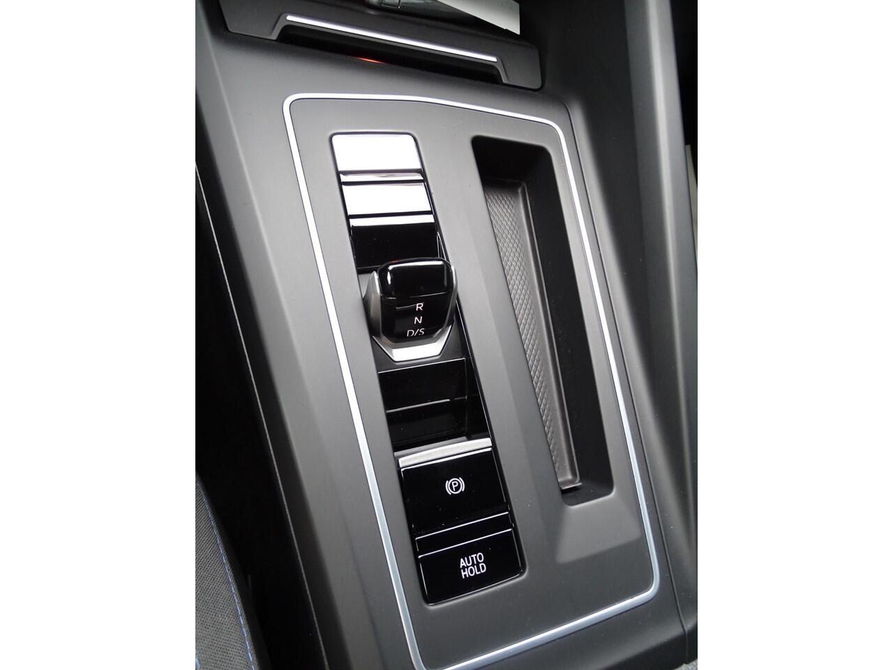 Volkswagen GOLF 1.4 eHybrid GTE FULL LED PAKKET | WINTER PAKKET | R-LINE | NAVIAGTIE | ACHTERUIT RIJ CAMERA | AFNEEMBARE TREKHAAK | SFEER VERLICHTING |