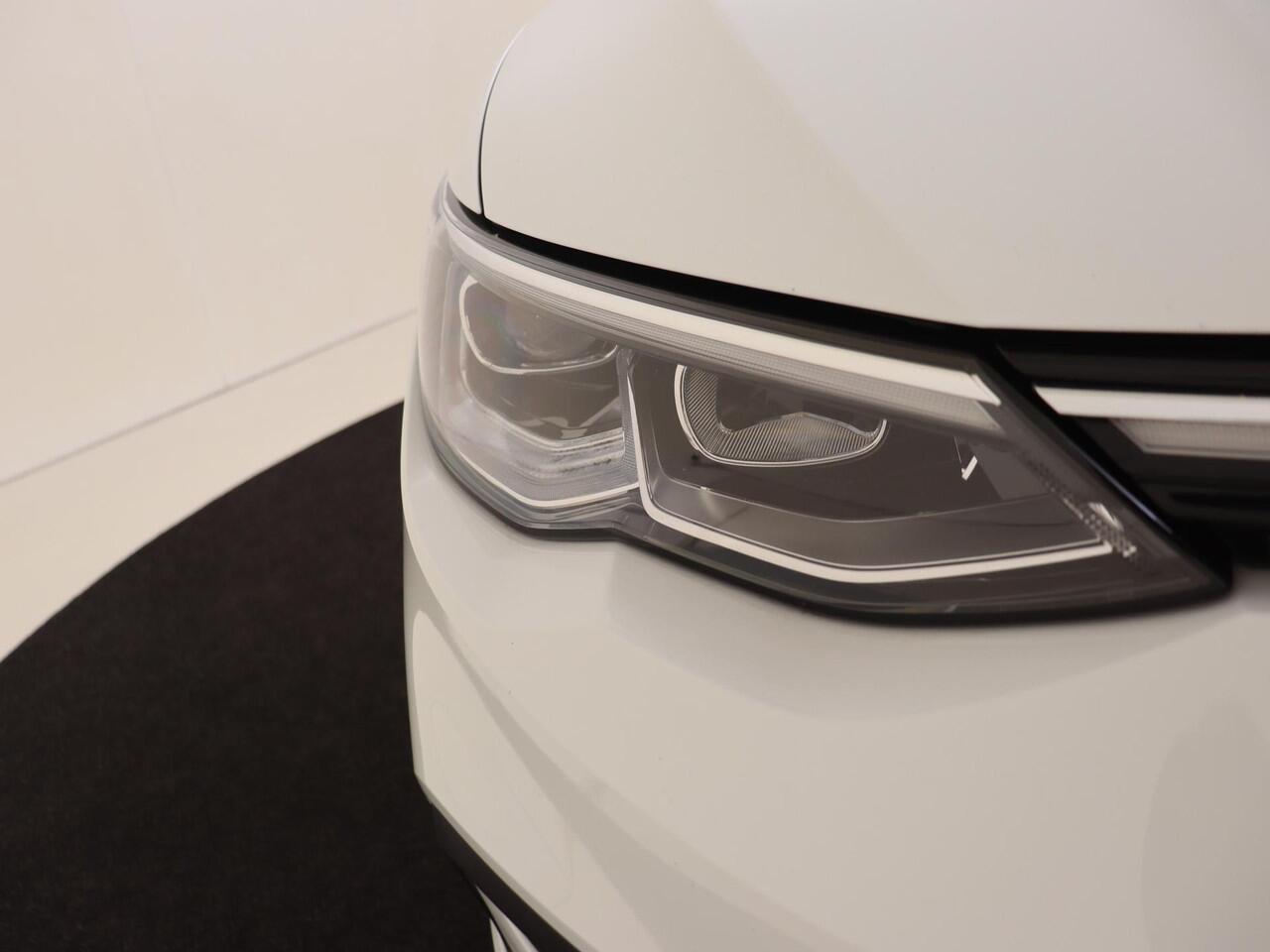 Volkswagen GOLF 1.4 eHybrid Style | Parkeersensoren | 3-zone airco | Stoel- en stuurwielverwarming | Adaptieve cruise control | CarPlay | Navigatie | Digital cockpit |