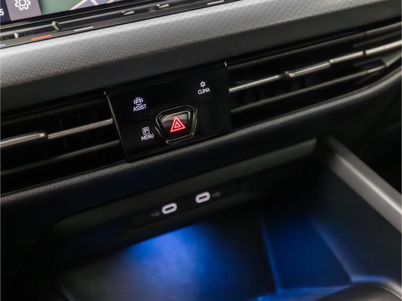 Volkswagen GOLF 1.0 TSI Sportline (APPLE CARPLAY, GROOT NAVI, SFEERVERLICHTING, KEYLESS, GETINT GLAS, SPORTSTOELEN, PARKEERSENSOREN, LM VELGEN, ADAPTIVE CRUISE, NIEUWSTAAT)