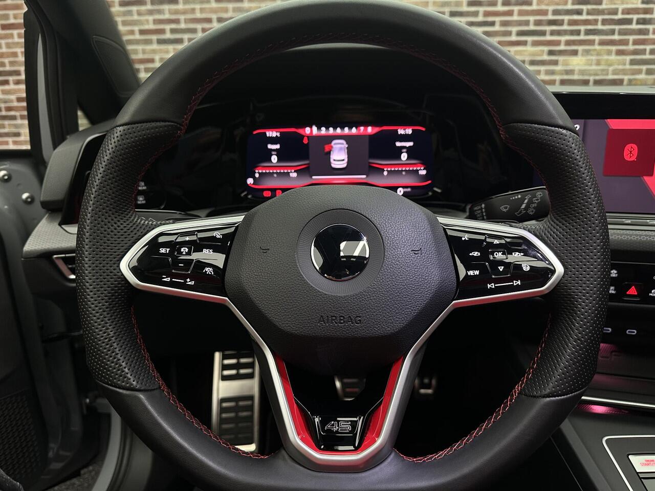 Volkswagen GOLF 2.0 TSI GTI 45 Jahre Akrapovic Panorama Camera IQ