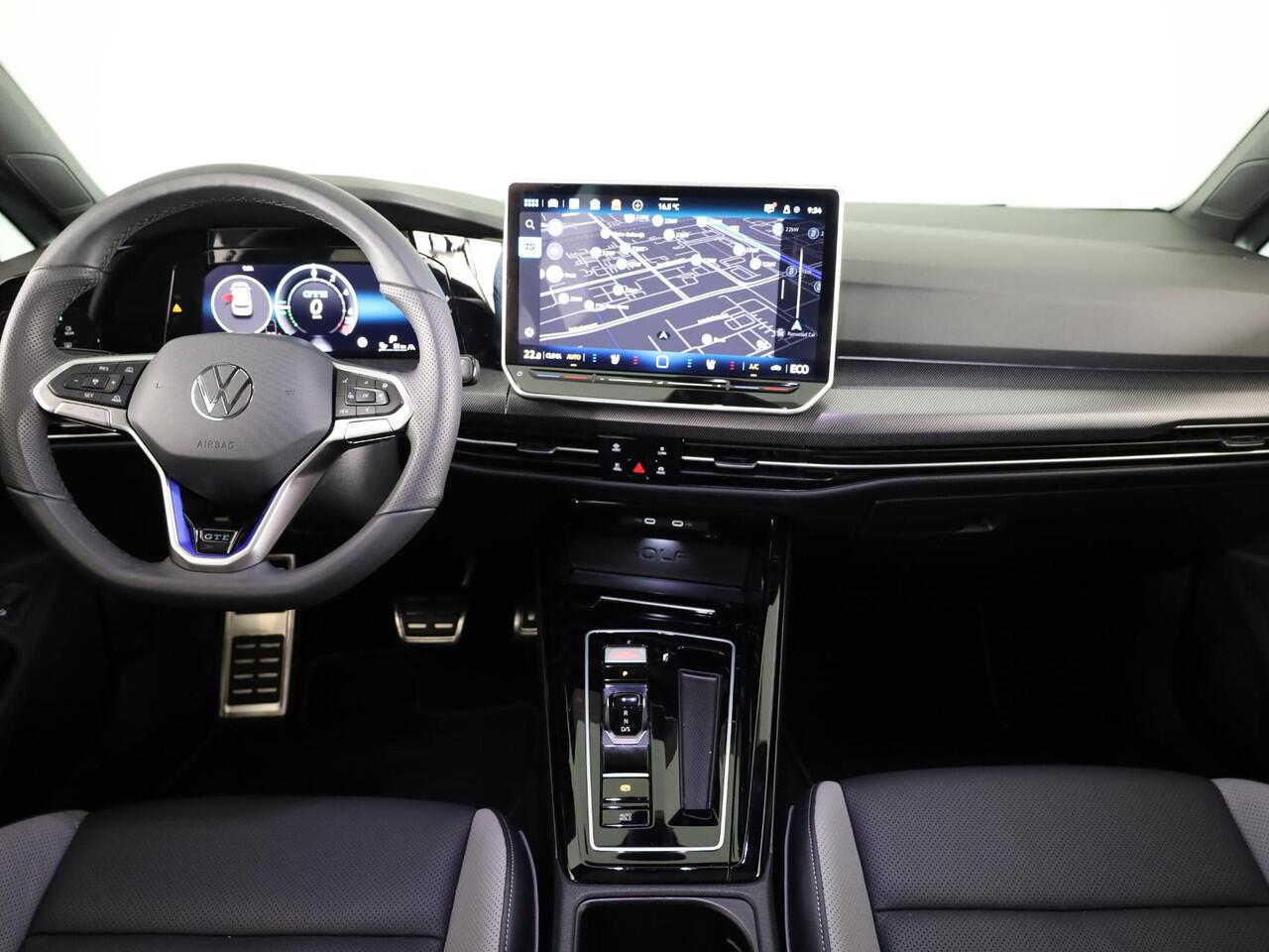 Volkswagen GOLF 1.5 eHybrid GTE 272 pk Automaat (DSG) | Private lease vanaf ¤ 782,- pm | Sportpakket | Panoramadak | Lederen bekleding | Elektr. trekhaak | Parkeersensoren | Blackstyle | Stoelverwarming |