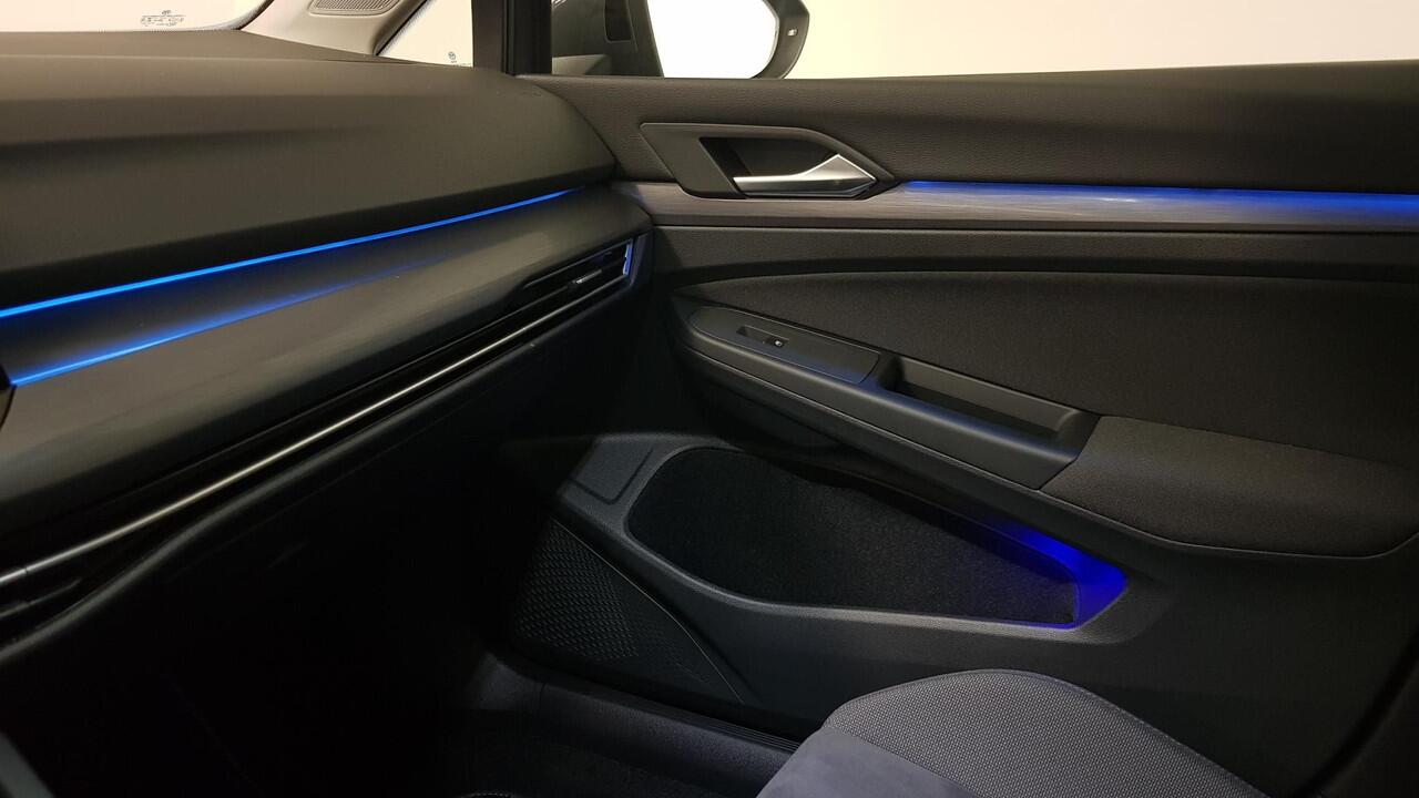 Volkswagen GOLF 1.5 eTSI 150pk DSG Style | Navigatie | Climate Control | Camera | Parkeer sensoren | 18" LMV| Led | Keyless entry | Stoelverwarming