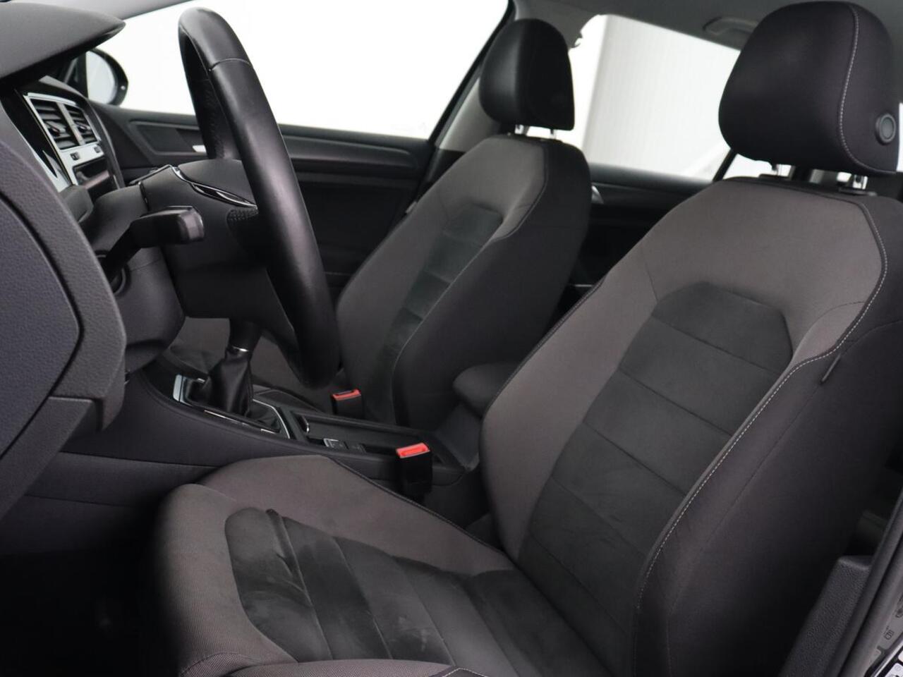 Volkswagen GOLF 1.5 TSI Comfortline Business | Trekhaak | Stoelverwarming | Massage | Carplay | Navigatie | Parkeerhulp | Adaptive cruise | Climate control | LED | Bluetooth