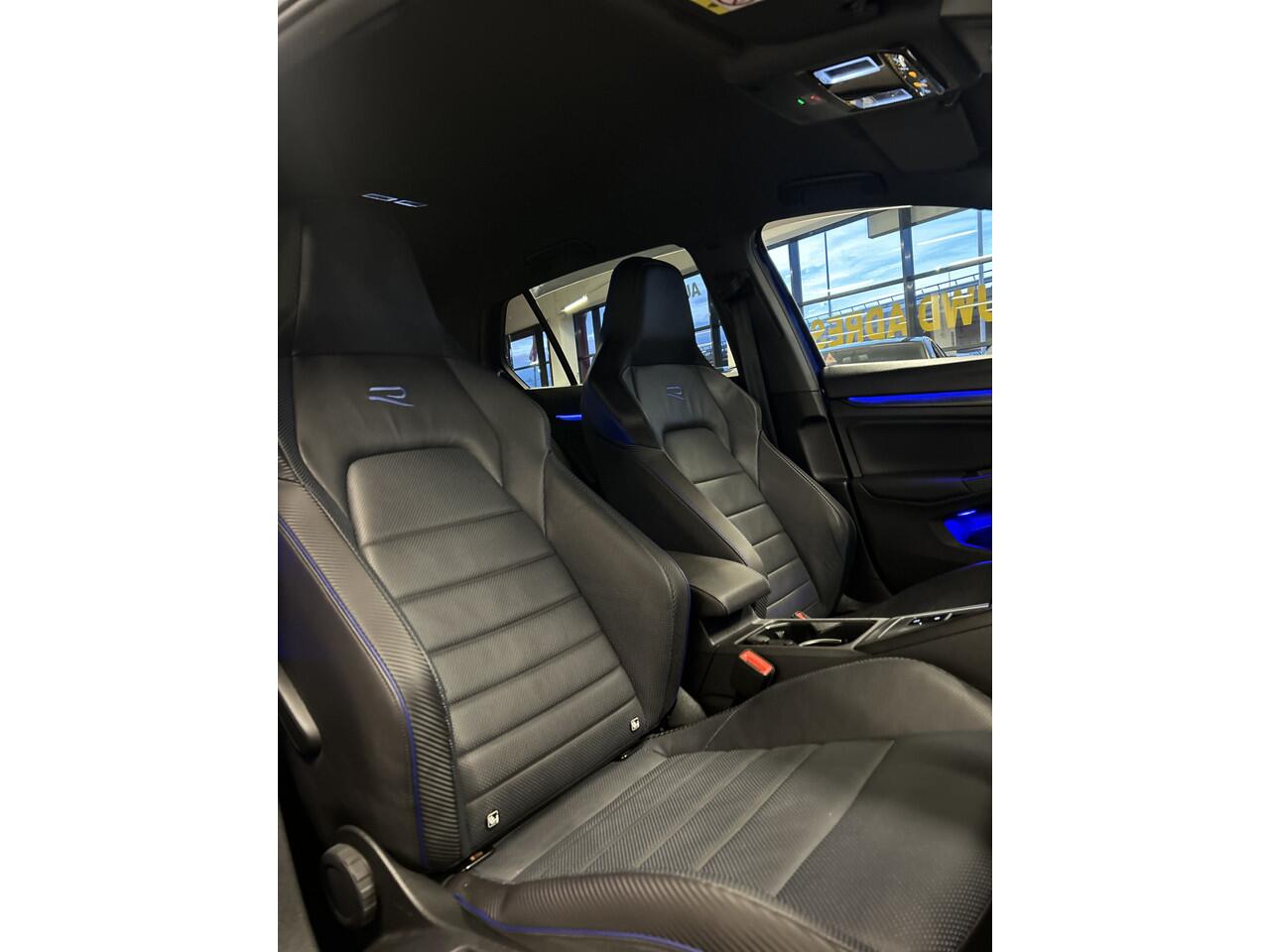 Volkswagen GOLF 2.0 TSI R 4Motion | Memory seats | PPF Folie | Lederen bekleding | Stoel+Stuurverwarming | Head up display | Apaptive cruise control | Lane assist | Dodehoeksdetectie | Sfeerverlichting | Achteruitrijcamera | Apple carplay | 19''INCH
