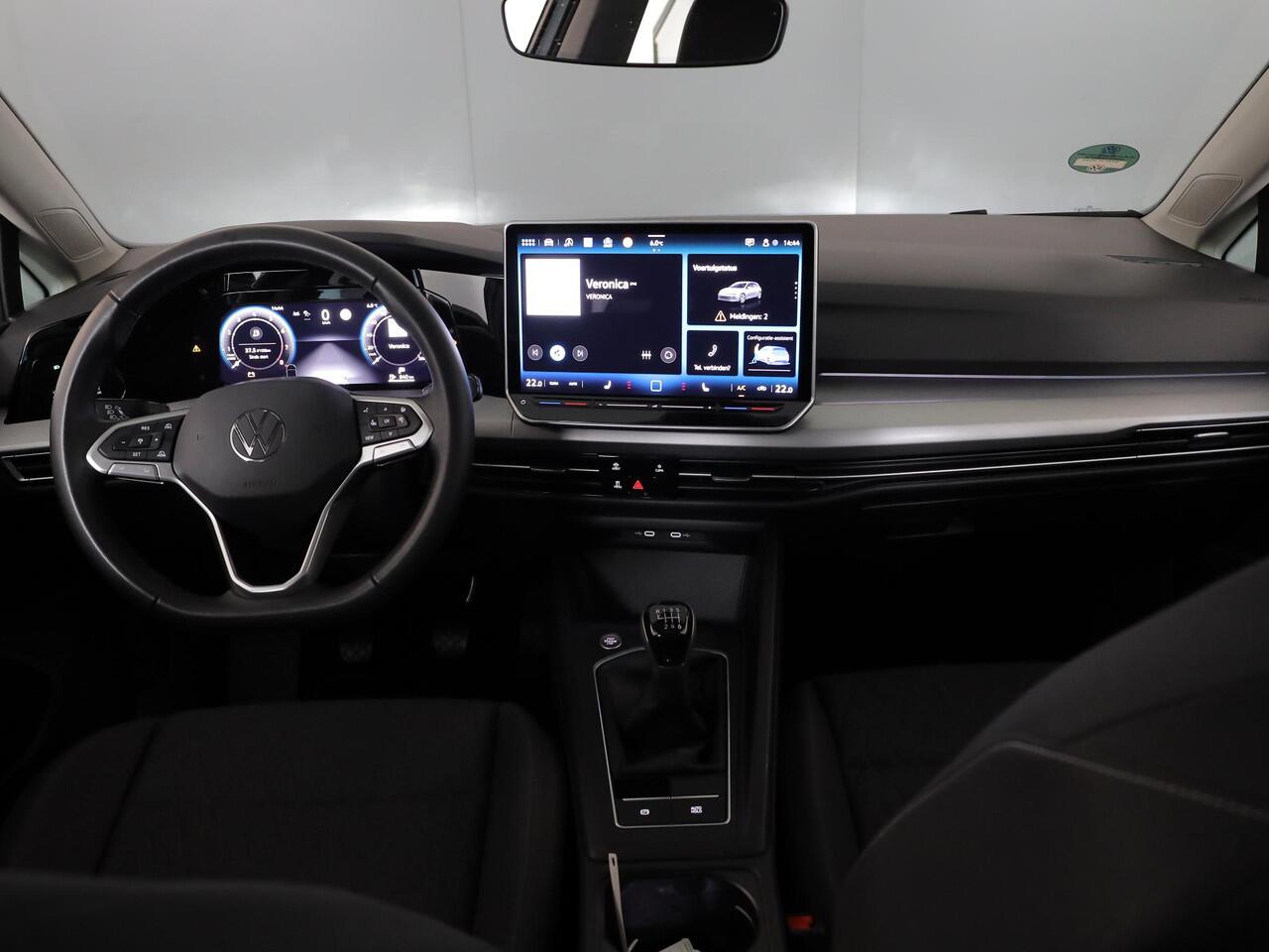 Volkswagen GOLF 1.5 TSI Life Edition 116 pk | Verlengde garantie | Navigatie via App | Panoramadak | Parkeersensoren | Autom. airco (3 zones) | Stoelverwarming |