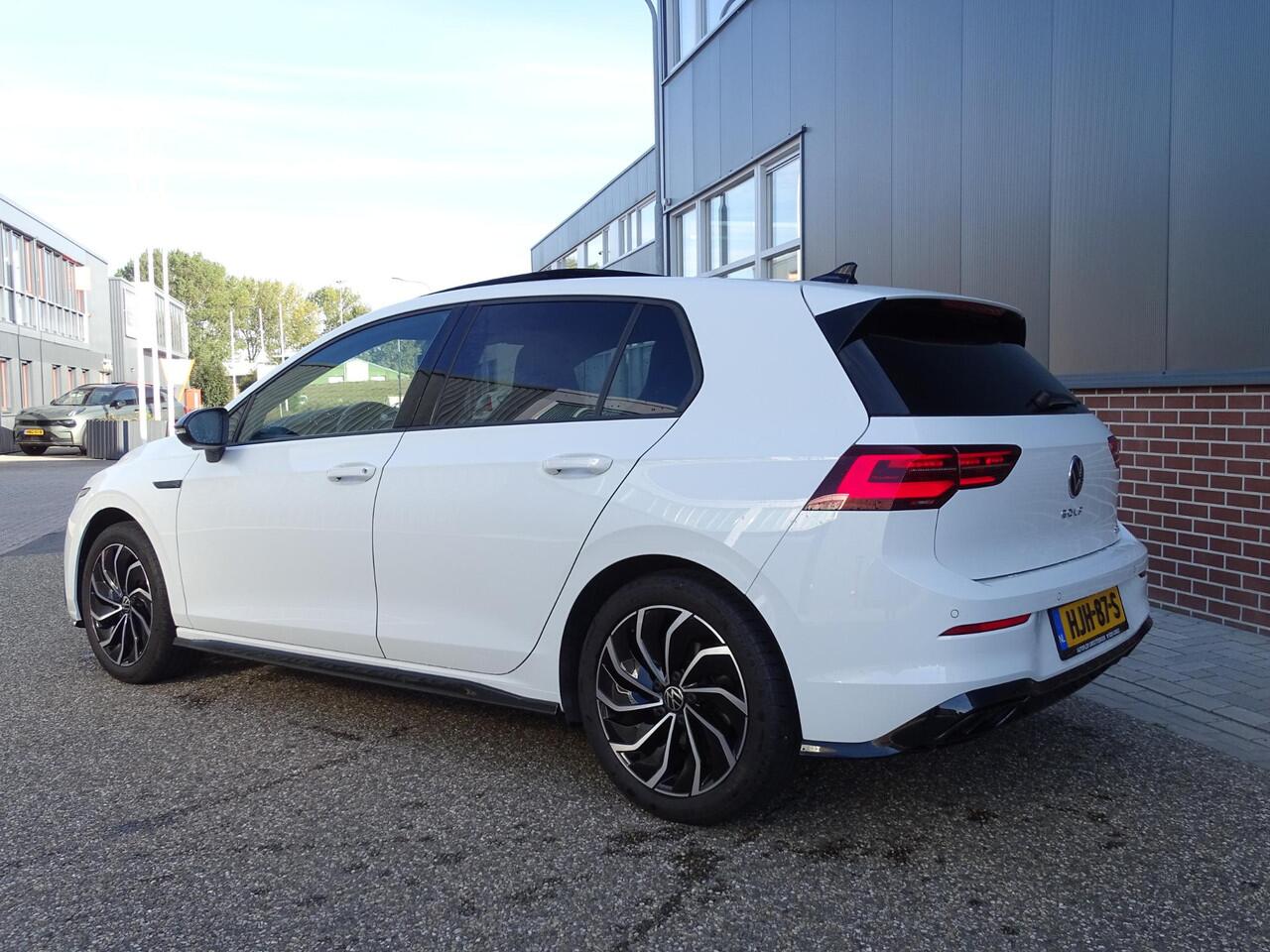 Volkswagen GOLF 1.5 eTSI R-Line 3x R LINE | NAVIGATIE | PANORAMADAK | SPORT INTERIEUR | ADAPTIEVE CRUISE| STUUR/STLE VERWARMING | IQ LED PAKKET | ACHTERUIT RIJ CAMERA | SFEERVERLICHTING |