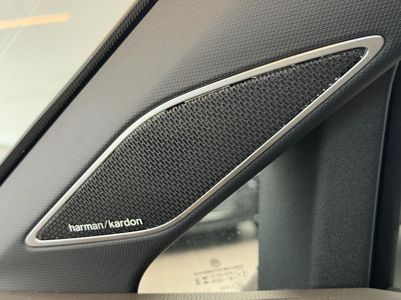 Volkswagen GOLF 2.0 TSI GTI Clubsport / Akrapovic / Pano / Head-up