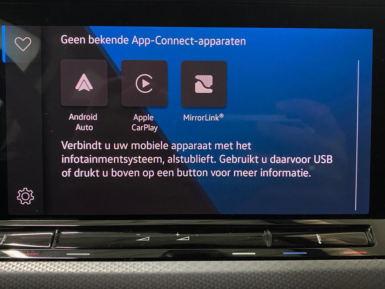 Volkswagen GOLF 1.5 eTSI Active Camera Trekhaak Apple Carplay Standkachel Headup 17inch Navigatie