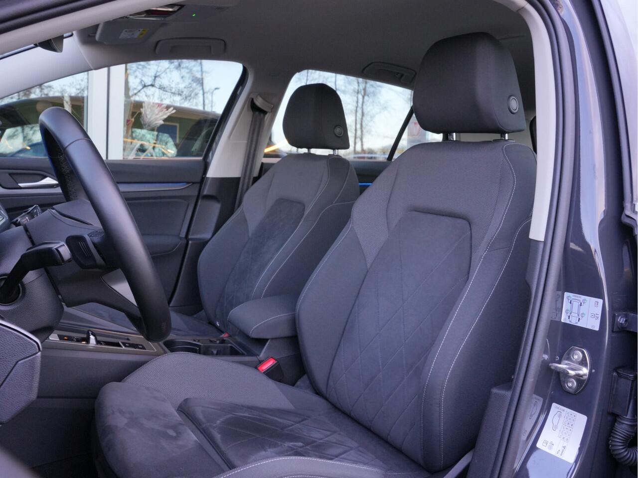 Volkswagen GOLF 1.5 eTSI Style | Adaptive Cruise | Trekhaak | Massage | Virtual