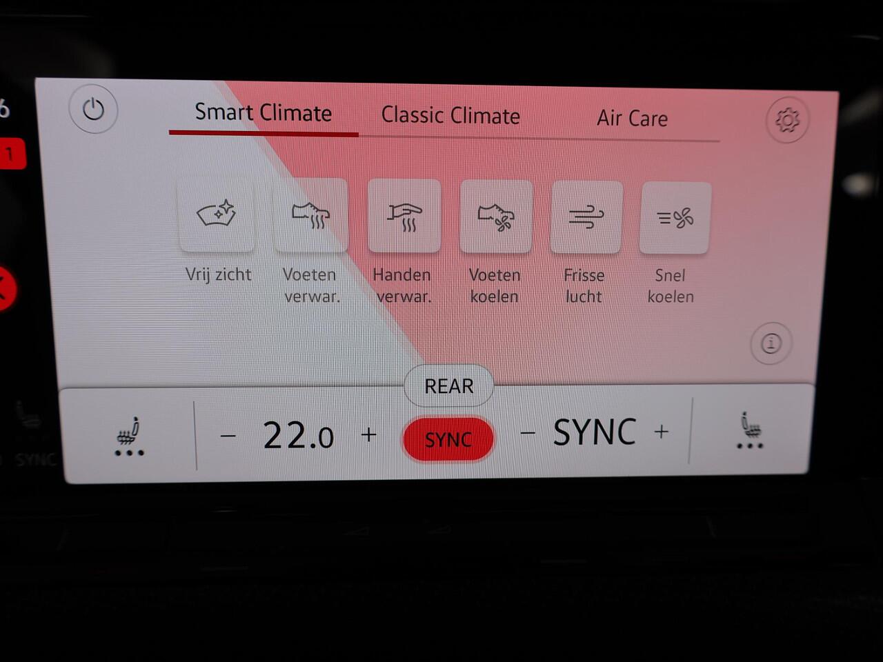 Volkswagen GOLF 1.5 eTSI R-Line 150 pk Automaat (DSG) | Navigatie | Panoramadak | Parkeersensoren (Park assist) | Achteruitrijcamera | Stoelverwarming | R-Line |