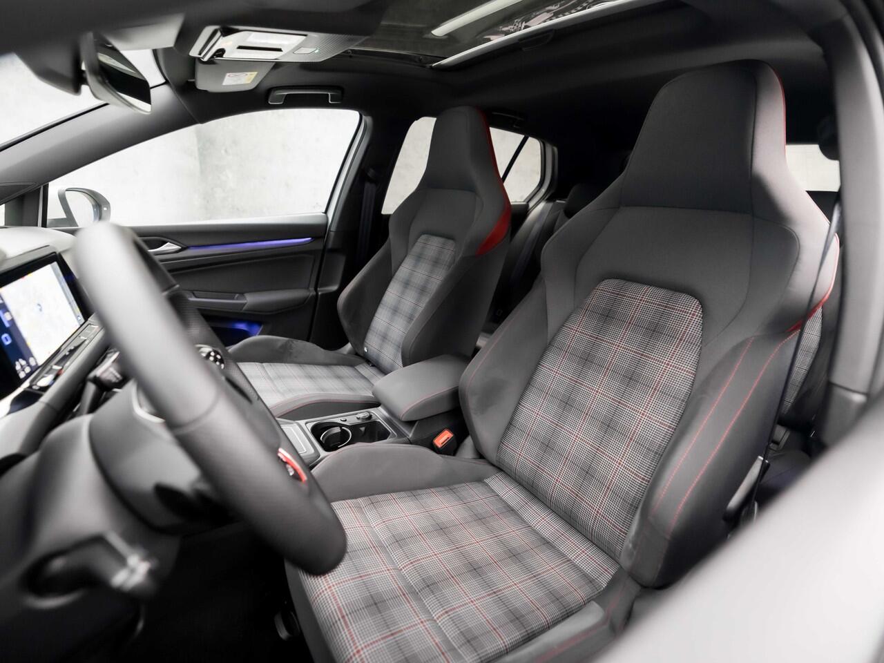 Volkswagen GOLF 2.0 TSI GTI 245Pk Automaat (SCHUIFDAK, APPLE CARPLAY, GROOT NAVI, DYNAMISCHE KNIPPERLICHTEN, SFEERVERLICHTING, STUUR/STOELVERWARMING, ALCANTARA, KEYLESS, MATRIX LED KOPLAMPEN, NIEUWSTAAT)