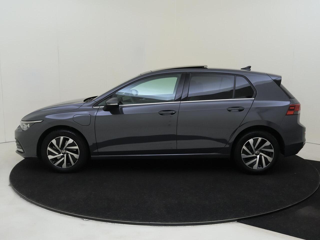 Volkswagen GOLF 1.4 eHybrid | Panoramadak | Trekhaak | Achteruitrijcamera | Stoel- en stuurwielverwarming | Keyless | Adaptieve cruise control | Navigatie |