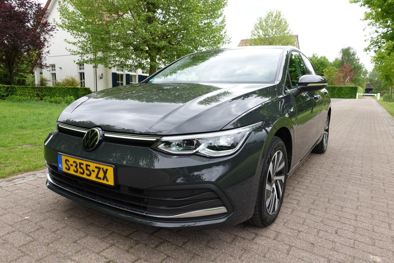Volkswagen GOLF 1.4 eHybrid Style | Massage stoelen | LED | Adaptive cruise control | Stuur verwarming | Elektrische stoelen met geheugen |