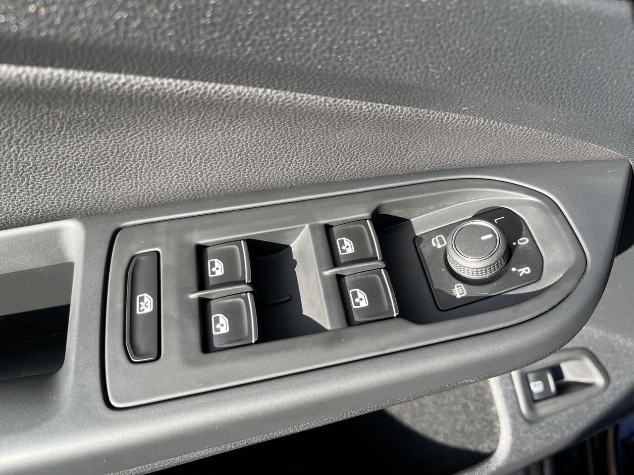 Volkswagen GOLF 1.4 eHybrid GTE / AUTOMAAT/ 245 PK/ PARK. SENSOREN/ LEDEREN MEMORY SEATS/ IQ. LIGHT/ DODE HOEK/ STOELVERWARM & VENTILATIE/ ADAPT. CRUISE/ STUURVERWARM./ TRAVEL ASSIST/ APP CONNECT/ NAVI/ CLIMA/ DAB/ 18" LMV