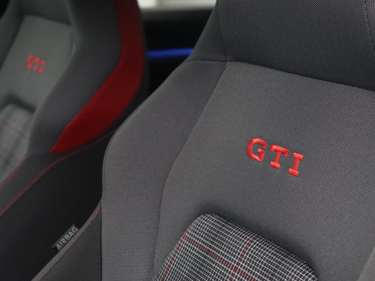 Volkswagen GOLF 2.0 TSI GTI | Carplay | Sfeerverlichting | LED Plus | Sportstoelen | Parkeerhulp | Digital Cockpit | Climate control