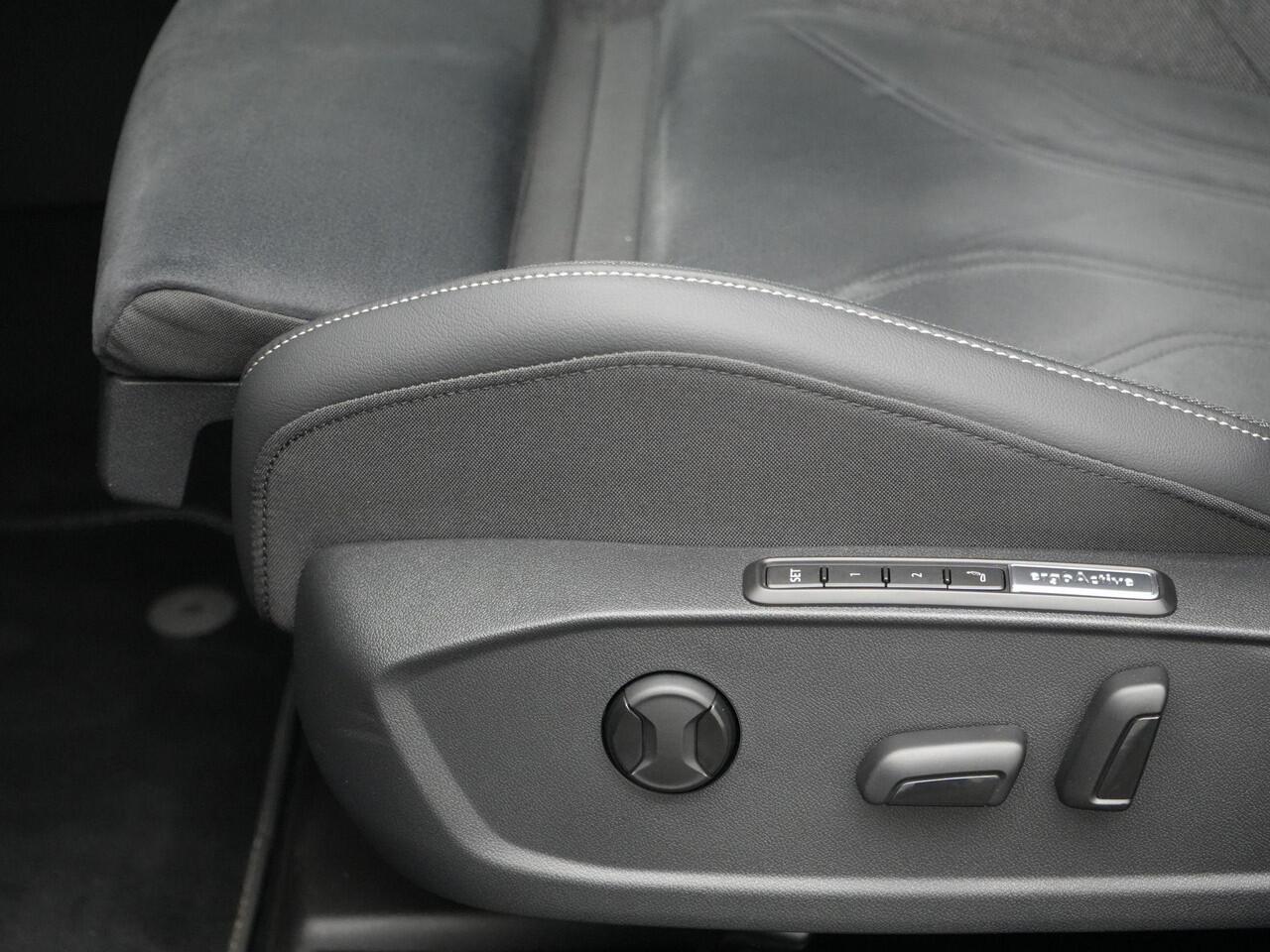 Volkswagen GOLF 1.5 eTSI 150 pk DSG Style | Achteruitrijcamera | Standkachel | Head-up Display | Adaptive Cruise Control | 17 inch