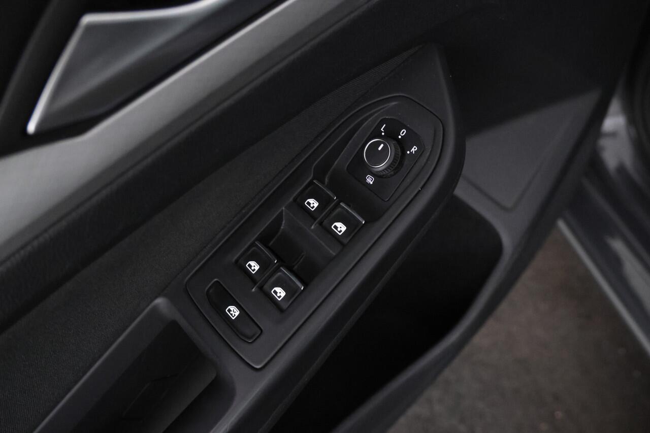 Volkswagen GOLF Variant 1.0 eTSI Life Business 110pk, Automaat, Apple carplay, Climate,