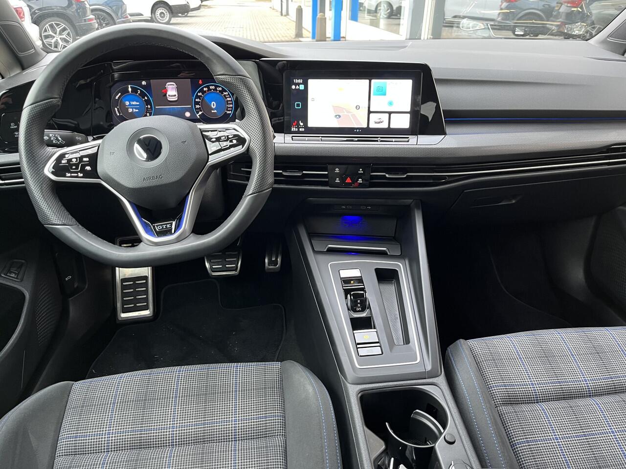 Volkswagen GOLF 1.4 eHybrid GTE / AUTOMAAT/ 245 PK/ BLACK STYLE/ IQ. LIGHT/ LED MISTLAMPEN/ KEYLESS/ ADAPT. CRUISE/ CLIMA 3-ZONE/ HEAD-UP DISPLAY/ PARK. SENSOREN + CAMERA