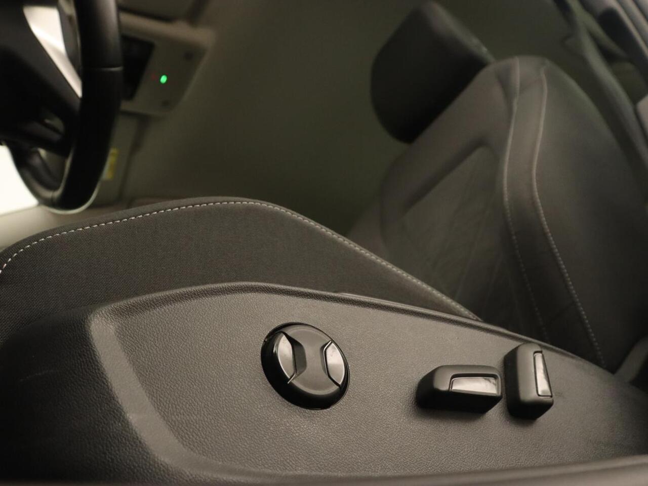 Volkswagen GOLF 1.4 eHybrid Style | Massage | Carplay | Memory | Navigatie | Adaptive cruise | Parkeerhulp | Sfeerverlichting | Full LED | PHEV | Plug In