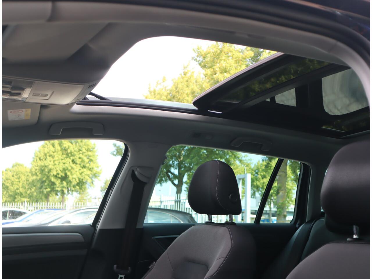 Volkswagen GOLF Variant 1.5 TSI Comfortline Business / Panoramadak