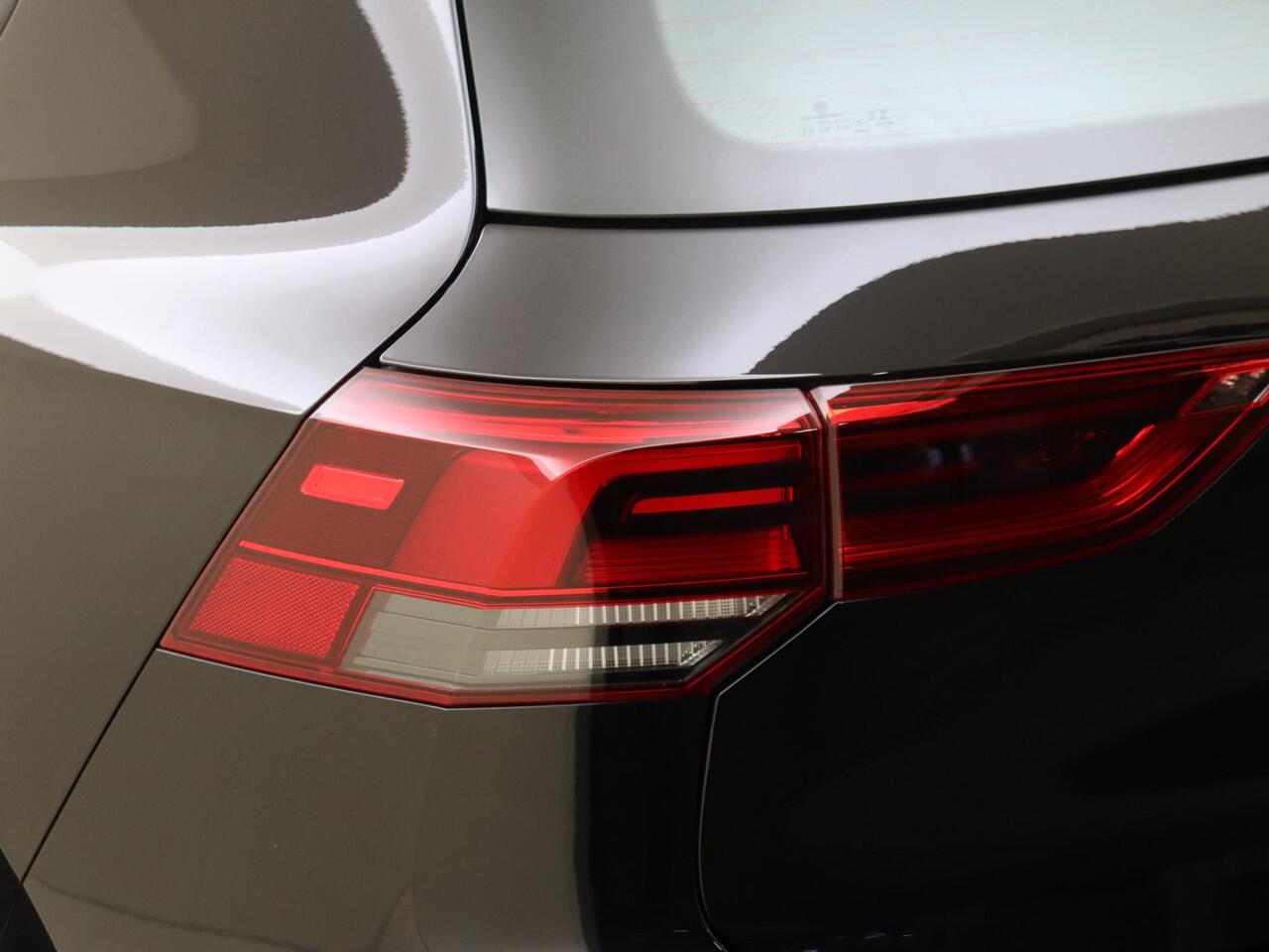 Volkswagen GOLF 1.4 eHybrid GTE | Achteruitrijcamera | 3-zone airco | Adaptieve cruise control | LED Plus verlichting | Stoel- en stuurwielverwarming | CarPlay | Navigatie |