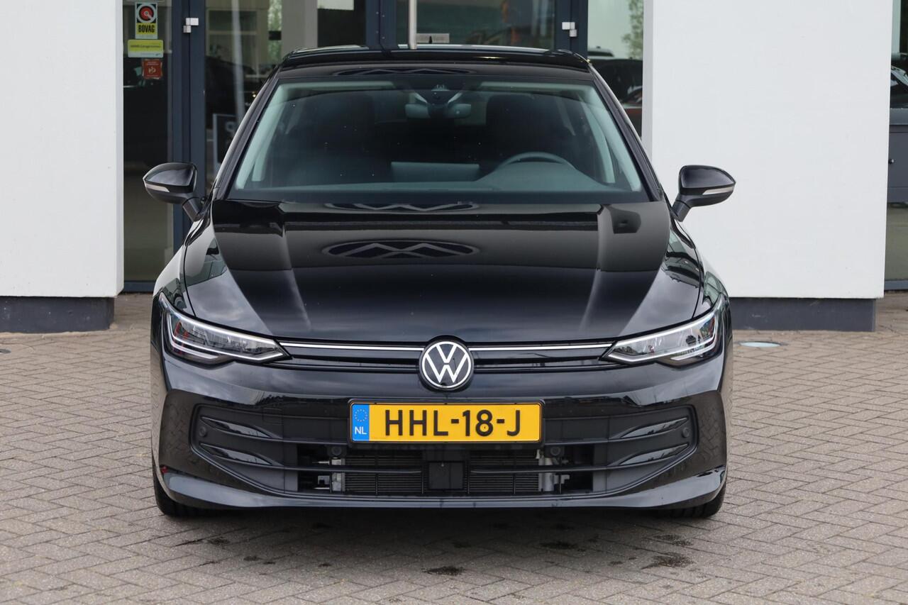 Volkswagen GOLF 1.5 eHybrid Life Edition 204PK / 150kW, Achteruitrijcamera, stoel- en stuurwiel verwarming, navigatie, Apple Carplay / Android Auto, 17" 'Nottingham' LMV, LED verlichting, DAB+, spraakbediening (voice-control), digital cockpit pro, multifunctioneel ledere